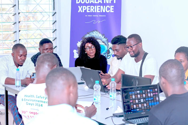 Douala, séance de formation sur les NFT avec l'artiste Mba Verlaine.