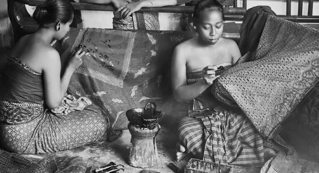 Femmes du Batik Javanais, tissant du pagne wax